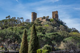 <center>Le château </center>XVe siècle. Le roi René d'Anjou,comte de Provence, donne le château de Grimaud à son ami Jean Cossa. Celui-ci agrandit et embellit le château de Grimaud. Au moment de la vente de la baronnie par le fils de Jean Cossa à Jean de Berre, Charles VIII a retenu la baronnie de Grimaud par droit de prélation et l'a transmise à Étienne de Vesc, son chambellan, le 8 mai 1485. Son petit-fils, Jean de Vesc possède encore la baronnie en 1537 quand il rend hommage de la baronnie en la Chambre des comptes d'Aix. Le 3 janvier 1555, Jeanne de Vesc et son mari François d'Agoult-Montauban rendent hommage pour la baronnie qui passe alors dans la famille d'Agoult.