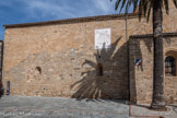 <center>L’église romane Saint-Michel</center>Dès le XIe siècle, le village de Crimaud possède une modeste église Saint- Michel, dont nous ignorons l'aspect et l'emplacement. Elle fut remplacée par cette belle église de style roman provençal. Les dimensions et la qualité de construction de cette église en granit et calcaire, prouvent l'aisance du village à la fin du XIIe et au début du XIIIe siècle.