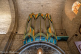 <center>L’église romane Saint-Michel</center>Un orgue fut installé en 2015 par l'atelier Pascal Quoirin. Le positionnement de l’orgue était problématique du fait de la capacité d’accueil de l’église. La situation au sol d’un instrument était donc difficile à envisager. L’idée de suspendre l’instrument a alors été envisagée, puis adoptée. Celui-ci est niché à droite et  sous la voûte,  au niveau de la première travée. 
Le haut du buffet est dessiné de telle sorte qu'il suive parfaitement la courbure de la voûte et le bas s'inscrit dans le cintre de l'arcade du mur latéral.
Ce qui fait que l'orgue s'intègre parfaitement dans l'architecture de l'église en prenant le moins d'espace possible.
On accède à la partie instrumentale par une échelle mobile.