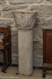 <center>L’église romane Saint-Michel</center>Ce bénitier, en marbre blanc, est un ancien chapiteau roman carré à tailloir, avec les armes de la royauté. 12e siècle ; 13e siècle.