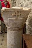 <center>L’église romane Saint-Michel</center>Ce bénitier, en marbre blanc, est un ancien chapiteau roman carré à tailloir. 12e siècle ; 13e siècle.