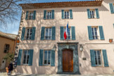 <center>La mairie </center>La mairie actuelle est composée de 2 bâtiments remaniés dans les années 1980. Depuis au moins le XVIe siècle, ce bâtiment était la Clastre. Il abritait les prêtres de la paroisse. Au XIXe siècle, la Mairie vient s'y installer, tout comme le Juge de Paix et la salle d'école des garçons. La porte est en serpentine