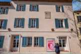 <center>La mairie </center>L'école des garçons. Au XIXe siècle, le bâtiment est divisé en deux, d'un côté une habitation, de l’autre la mairie