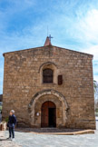 <center>L’église romane Saint-Michel</center>L'église telle qu'elle s'offre à nous aujourd'hui date du second âge roman provençal (fin XIIe - début XIIIe siècle). Le gros œuvre en granit ainsi que les éléments en calcaire (corniches, arcs doubleaux et porte en plein cintre) sont appareillés avec soin. Sa construction a demandé une mobilisation importante d'hommes et de bêtes pour le transport des matériaux, des moyens financiers conséquents ainsi qu'une grande maîtrise technique. Cela en fait un édifice remarquable pour l'époque, longtemps sans équivalent dans le Freinet, territoire relativement pauvre où les lieux culturels étaient de construction modeste.