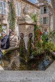 <center>La Placette.</center>Fontaine octogonale, avec des mascarons à tête de lion et surmontée d'une pomme de pin (pigne).