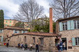 <center>Le musée du Patrimoine.</center>Fondé en 1982 par deux Grimaudois, André Decuers et Guy Giraud, ce musée aujourd'hui municipal présente les outils, les activités du passé, des costumes provençaux, de la vaisselle ou encore les petites industries (bouchonnerie, sériciculture). A gauche, le moulin à huile ; au centre, la forge ; à droite, la maison de village.