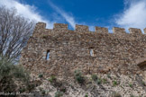 <center>Le château de Grimaud </center>Les remparts. Les fortifications ont évolué au cours du temps. Sommaires aux XI-XIIIe siècles, elles s'agrandissent au XVe siècle pour être à leur apogée au XVIIe siècle. L'abandon, à la fin du XVIIIe siècle, et le démontage lors de la Révolution Française, ont abouti à la destruction de ce château.