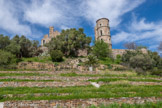 <center>Le château de Grimaud </center>Le sommet de cette colline était occupé par les fortifications seigneuriales. Les maisons du village s'étalaient en contrebas.