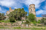 <center>Le château de Grimaud </center>De grandes familles se succèdent, d'abord liées aux Comtes de Provence, puis au Roi Charles II. Au milieu du XVe siècle, Jean de Cossa, Grand Sénéchal, marque de son empreinte le territoire, en fondant le village de Saint-Tropez. Puis au milieu du XVIIIe siècle, les seigneurs issus de la puissante famille De Castellane agrandissent le bâtiment et font construire les tours sud.