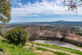 <center>Le château de Grimaud </center>Pour se protéger, ils construisirent vers 1370, le rempart qui encercle le sommet et dont de grandes parties existent encore. Cette courtine comprend une série d'archères, un chemin de ronde et quelques parties de crénelage. De ce village intra-muros, il ne reste quasiment rien de visible. Seule l'archéologie permet de connaître son organisation. Les maisons se développaient sur les pentes. De taille modeste, elles comprenaient généralement deux niveaux. Des silos taillés dans la roche permettaient de conserver les denrées.