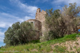 <center>Le château de Grimaud </center>Au XVe siècle, un premier bâtiment quadrangulaire, construit au sud du donjon, vient agrandir l’ensemble. Bas d'une tour sud.