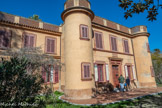 <center>Le château de la Moutte</center>Le domaine acquis en 1860 par Emile OLLIVIER, dernier chef du gouvernement de Napoléon III, est l’un des témoignages de ce que fut la presqu’île de Saint-Tropez avant l’urbanisation. Il reflète le temps où la côte méditerranéenne attirait la bourgeoisie française et anglaise. Il témoigne d’une époque où l’on importait des essences exotiques pour créer des jardins dans les villégiatures. En cela, le choix d’Emile OLLIVIER reste différent. Il a préféré s’installer loin des foules et des modes, en conservant sur le domaine les vignes dont il vantait les récoltes et en créant avec son père un jardin original. Après la mort d’Emile OLLIVIER, les 46 ha d’espaces agricoles du domaine sont répartis entre ses enfants. Dernière héritière de la partie du domaine original comportant la maison d’habitation, Anne TROISIER DE DIAZ, petite fille d’E. OLLIVIER, décide de faire donation du Château de la Moutte au Conservatoire du littoral en 1998. C’est sa contiguïté avec l’espace naturel remarquable des salins de Saint-Tropez, d’une qualité biologique et paysagère exceptionnelle, qui a poussé le Conservatoire du littoral à accepter cette donation placée au milieu de l’urbanisation.