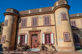 <center>Le château de la Moutte</center>Le château initial, dit des Salin, date de 1856. Emile OLLIVIER l’achète à la famille Martin de Roquebrune en 1860. Dès lors et jusqu’en 1883, Emile OLLIVIER y entreprend des travaux d’agrandissement dans un esprit architectural toscan. Son père, Démosthène, s’occupe d’aménager le parc et d’y concevoir un jardin original, composé d’essences exotiques diverses. Les espaces agricoles qui entouraient le Château de la Moutte, ont été conservés et mis en valeur par Emile OLLIVIER jusqu’à sa mort. Le domaine avoisinait alors les 50 ha. Lorsque sa petite fille décide de faire donation du Château de la Moutte (classé Monument Historique) au Conservatoire du littoral, le domaine ne s’étend plus que sur 4 ha. Inscription : Combattre vaillamment, endurer patiemment.