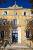 <center>Cogolin</center>Hôtel de ville (construit en 1853 par maître-maçon CARCAGNE, horloge à cadran date de 1920). Il et a reçu deux célèbres vendéens G. Clemenceau en 1920 et le Général De Lattre De Tassigny en 1944. <br> Légende : sur la barque amenant d'Italie, le corps décapité par les romains du chevalier Torpès, il y avait un coq et un chien. Malgré la faim les animaux ne touchèrent pas au corps. Lorsque l'esquif aborda sur les rivages de l'actuel St-Tropez, le Coq s’envola et vint se poser dans la campagne au beau milieu d’un champ de lin. Etymologie : Cogolin est un promontoire s'avançant sur une plaine ; c'est ce genre de colline, que l'on appelle en provençal « cuquihon - couquihoun », qui a donné son nom à Cougoulin-Cogolin. Le nom de la localité est attesté sous la forme Cucullinus en 1055 dans le cartulaire de l'abbaye de Saint-Victor de Marseille, Cugullino en 1079, Cogolino vers 1200.