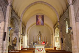 <center>L'église paroissiale Saint-Sauveur Saint-Etienne </center>Le chœur est bâti avec une belle abside en cul-de-four.
A sa droite la chapelle Saint-Antoine date de la fin du XVIe siècle. En haut, l'icône du Christ Miséricordieux, reproduction de l'original se trouvant à Cracovie, dans le couvent de sainte Faustine à qui le Christ est apparu. Jésus demanda à sœur Faustine Kowalska, religieuse polonaise (1905-1938), béatifiée par le pape Jean-Paul II le 5 avril 2000, de faire peindre et vénérer ce tableau. Jésus dicta à sainte Faustine le chapelet à la Miséricorde Divine la nuit du 15 au 14 septembre 1935 à Vilnius (Lituanie}. 