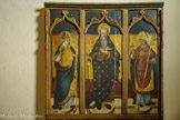 <center>L'église paroissiale Saint-Sauveur Saint-Etienne </center>Triptyque de saint Antoine, saint Eloi, saint Pons, peinture sur bois, 1540 Par  André Carton dit Huriupin.
André Carton est un peintre aux probables origines picardes, actif à Draguignan de 1528 à 1581.
Cette œuvre semble avoir été destinée à la chapelle saint Antoine de l'église paroissiale de Cogolin, chapellenie fondée depuis au moins le XVIe siècle.
Au centre : saint Antoine auréolé avec en fond une tapisserie semée de clochettes et de Tau alternés avec des fleurs de lys. La clochette et le Tau (lettre grecque en forme de croix) étaient les signes portés par les religieux de l'ordre de saint Antoine, moines qui s'occupaient des lépreux.
A sa droite saint Eloi, évêque bénissant ; à ses pieds sont déposés pince et marteau, outils traditionnels des orfèvres et maréchaux-ferrants dont il était le saint patron.
A sa gauche, saint Pons, évêque de Cirniez (quartier de Nice), mort martyr dans les arènes, au IIIe siècle ap. J.-C.
Cette peinture sur bois exceptionnelle est considérée comme l'œuvre majeure de cet artiste, classée Monument Historique.