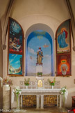 <center>L'église paroissiale Saint-Sauveur Saint-Etienne </center>Autel de la Vierge, marbre 19e siècle. Niche décorée par Alix Soubiran, 2005. Statue de la Vierge Marie, plâtre polychrome, 19e siècle. A gauche, chandelier Pascal, frise sculptée représentant Le passage de la mer Rouge. Jean-Pierre de Kock, 1982.