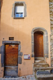 <center>Cogolin</center>La maison située au n°5 rue de la Résistance, était la demeure d'un artisan du XVIe siècle.
Elle comprend à droite 5 marches d'escalier conduisant à la porte de l'habitation, en anse de panier avec à la base des pieds-droits à onglets.
La porte à gauche, posséde un linteau à accolade, comme la fenêtre de l'étage.