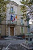 <center>La Garde-Freinet </center>Ouvert sur une vaste place publique (qu'occupait l'ancien cimetière) et à proximité de la route principale qui relie le Luc et Grimaud, son déménagement des anciens quartiers avait répondu à des questions de sécurité, en souvenir des émeutes de 1851.
Comme le plus souvent, l'édifice abritait aussi l'école publique des filles et des garçons, ainsi que le logement de leur instituteur respectif.