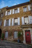 <center>La Garde-Freinet </center>L'ancien Hôtel de ville fut inauguré en 1827. La cérémonie fut précédée d'une messe et le bâtiment fut béni par le curé sous l'invocation du Saint-Esprit.
Cette tradition provençale, datant du Moyen-âge, témoigne du rôle joué par les confréries du Saint-Esprit dans la constitution des communautés villageoises. Jusqu'au début du XIXe siècle, les décisions des conseils de communes étaient ainsi placées sous la protection de l'Esprit Saint.
Le rez-de-chaussée abritait une salle de classe, ainsi qu'un cachot sous l'escalier (on peut encore voir la fenêtre, rue Droite), tandis qu'à l'étage se trouvaient la salle du conseil et la salle des archives.