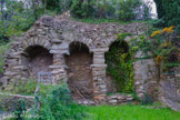 <center>La Garde-Freinet </center>Ancien moulin à huile à chapelle. Les pressoirs à chapelle apparaissent au XVIIIe siècle. Dans ce principe, la vis presse directement. Afin de lutter contre les forces de résistance au moment du pressage, les moulins étaient directement encastrés dans le bâti. Ce système s’appelle « pressoir à chapelle » à cause de la forme en croix que l'on donnait à la structure servant à maintenir la vis en place.