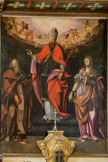 <center>Collégiale de Six-Fours</center>La chapelle Saint-Clair. Un retable en bois sculpté, polychrome et doré entouré de deux colonnes droites à chapiteaux d'ordre ionique, (école du Midi de la France). Un tableau daté de 1624 représente un saint évêque (Saint Augustin) avec un saint Ermite lisant (St Antoine) et une sainte, coiffée d'une couronne comtale, tenant un livre,  un serpent enroulé à la main  (Ste Thècle, vierge martyre du 1° siècle ou sainte Martine).