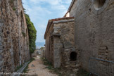 <center>Collégiale de Six-Fours</center>Un mystère subsiste, c’est ce qui est appelé par les uns la crypte, par les autres la citerne qui se trouve sous le chemin, à l’ouest de l’église, et allant au cimetière. Il s’agit d’une construction souterraine composée d’une partie voûtée de 9 mètres de longueur et de largeur variable : 3 mètres à son extrémité nord, 2 mètres à l’entrée de la partie voûtée et d’un puits ayant deux faces perpendiculaires de 3,50 m x 3,50 m, réunies par une partie arrondie. L’entrée se fait par un regard en ciment de construction récente, débouchant dans le puits.