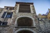 <center>Le Val. </center> Les remparts médiévaux. Dès le XIIIe siècle, l'enceinte médiévale, entourée de fossés secs, est constituée de solides remparts crénelés, ponctués de portes et tours carrées. Celles-ci avaient pour but de renforcer la défense ou  les entrées de ville. L'accès au village s'effectuait par 4 grandes portes placées aux 4 points cardinaux. Du rempart médiéval subsistent la tour de la place du rempart ainsi que la tour de l'horloge, plus au nord.