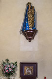 <center>Notre-Dame de Grâces. </center>En bas, le tabernacle marque l'endroit même de l'apparition. C'est une création d'Isabelle Quilton.