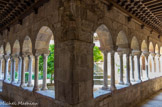 <center>La cathédrale Saint-Léonce </center>Les galeries ont de jolies arcades retombant sur des colonnettes doubles taillées dans du marbre blanc de Carrare.