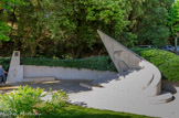 <center>Ramatuelle.</center>Mémorial des Anciens des Services Spéciaux de la Défense Nationale. Inauguré le 3 mai 1959, ce monument national unique en France a été dessiné par l’architecte Gaston Castel, et exécuté par Marcel Courbier, sculpteur ami de Jean Moulin.
Il est dédié aux membres des services spéciaux morts pour la France lors de la seconde guerre mondiale. Il porte gravé dans la pierre les noms des membres des réseaux du service de renseignement et de contre espionnage qui œuvraient depuis l’automne 1940 dans la clandestinité en France occupée pour préparer les opérations qui ont amené la libération du Pays.
Ces héros pris par les services de l’occupant sont morts fusillés, décapités, martyrisés ou dans les camps de concentration.

Ce sont près de 320 hommes et femmes dont les noms sont gravés sur ce mémorial national.