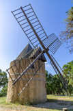 <center>Le moulin de Paillas</center>En 1997, plusieurs propriétaires ont fait don d’une parcelle sur laquelle se trouvait une ruine. Quelques années plus tard, le conseil municipal décida la restauration du moulin à “l’identique”. Et c’est en 2002 que fut inauguré le Moulin de Paillas, reconstruit fidèlement d’après des plans de 1630, par les Charpentiers du Haut-Var qui comptent parmi eux des Compagnons du devoir.<br>
La tour (ou fût) est en pierres liées au mortier de chaux. Selon les normes provençales, elle fait 6 mètres de haut, 6 mètres de diamètre (dont 1 mètre d’épaisseur de mur).
Le toit (le chapeau) est posé dessus, sur le chemin fixe (ou dormant). Le principe de cet outil est qu’à partir des ailes entoilées tournant sous la force du vent, une mécanique est activée, permettant à une meule de tourner sur une autre meule afin de broyer et moudre du blé pour obtenir de la farine.