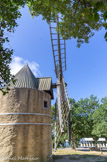 <center>Le moulin de Paillas</center>Les ailes sont inclinées de 20° afin de bien brasser l'air. Les ailes ne tournent que si elles sont face au vent ; d’où l’obligation de faire pivoter le toit (la chapelle) en fonction du vent avant d’entreprendre la pose des toiles (ou voiles). C'est de l’intérieur du moulin, qu'on fait pivoter le toit et les ailes. Une fois les ailes orientées face au vent, on les équipe en grimpant dessus, jusqu’en haut comme sur une échelle, pour y attacher les toiles à l’aide de cordelettes. Les toiles fonr 40 m² de surface totale.