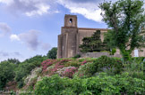 <center>Gassin.</center>Notre-Dame-de-l'Assomption. Son clocher est une tour carrée, peut-être tour de guet autrefois ; elle possédait jusqu'à la révolution des créneaux. Ils ont été détruits par les révolutionnaires parce que représentant un symbole de la féodalité. Ils ont été par la suite réinstallés puis à nouveau enlevés au XXe siècle.