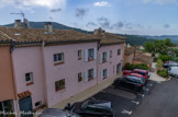 <center>Gassin.</center>Ces maison font le lien entre l'ancien Gassin et la place Hannibal de Châteauneuf, qui est le cœur du nouveau village (Marianne d'Or en 1995 et prix Philippe Rotthier). Il a été réalisé par François Spoerry, l'architecte qui a conçu Port-Grimaud.