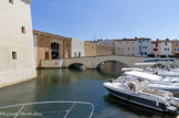 <center>Port Grimaud.</center>L'entrée. Port Grimaud a été conçu et construit par l'architecte mulhousien François Spoerry. En 1962, ce dernier possédant une maison à Cavalaire apprend que des terrains marécageux sont en vente au fond du golfe de Saint-Tropez près de l'embouchure de la Giscle. Il les achète et y édifiera un vaste lotissement : une cité lacustre intégrée à cet environnement méditerranéen. Le premier permis de construire est délivré le 13 juin 1966. Spoerry et son équipe travaillèrent durant trois ans à l'élaboration des plans de la cité lacustre. Celle-ci devait être édifiée sur la terre avant que la mer n'y soit amenée par l'intermédiaire de canaux qui seront consolidés pour éviter la pollution de la nappe phréatique. Les futures îles et presqu'îles qui doivent former la cité sont préalablement délimitées par des palplanches d'acier destinés à stabiliser la terre, puis elles sont surélevées par les déblais issus des canaux qui sont creusés au ras de ces palplanches.