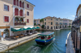 <center>Port Grimaud.</center>Un coche d'eau électrique.