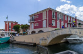 <center>Port Grimaud.</center>Maison avec décors en trompe l'oeil.