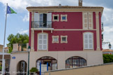 <center>Port Grimaud.</center>Maison avec décors en trompe l'oeil. A gauche, drapeau de Port-Grimaud.