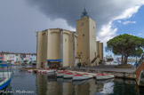 <center>Port Grimaud.</center>L'architecture d'ensemble de l'église s'inspire des églises fortifiées de Camargue, et plus particulièrement de l'église de Notre-Dame-de-la-Mer.