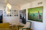 <center>La villa Noailles.</center>  Salle à manger 2. Lucien Coutaud, Paysage taurin, huile sur toile, 1956. Lucien Coutaud, proche des surréalistes, vient lui aussi rendre visite à Marie-Laure de Noailles, à Hyères ou en Camargue, pays qui le fascine. L'œuvre exposée ici, rend compte de cette ambiance qui voit les grands artistes et intellectuels de l'époque, Picasso, Cocteau, Leiris ou encore César célébrer les corridas aux arènes d'Arles ou de Nîmes