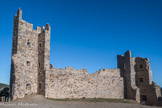 <center>Le château</center>En 1254, au retour de la septième croisade Saint-Louis et sa famille y séjournent.
Après une lutte militaire entre Ildefons Ier et Amelin de Fos au sujet de la possession de la ville et du château d'Hyères le territoire revint finalement à Charles Ier d'Anjou, le comte de Provence, en 1257. Les seigneurs de Fos abandonnent le château, la ville, son territoire et les îles d'Hyères contre d'autres territoires en Provence. De 1423 à 1431, le château appartient à Arnaud de Villeneuve, de la famille des seigneurs de Trans, et enfin dès 1481, au domaine royal.
En 1524 et en 1536 les armées du roi déferlèrent sur la Provence. La première fois le château résiste puis est occupé, la deuxième fois le château est épargné.
Durant cette période, le château reçoit la visite de deux rois de France, François 1er en 1530 et, quelques années plus tard, Charles IX en 1564.
Pendant les guerres de religion, la ville d'Hyères reste fidèle au roi, mais le château change souvent de main. À partir de 1596, le triomphe d'Henri IV provoque la conquête de la ville. Mais il fallut un siège de cinq mois pour que le roi réussisse à prendre le château. En punition, il fut décidé de démanteler le château, mais c'est finalement son successeur, Louis XIII qui fit procéder à son démantèlement en 1620.