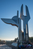 <center>La chapelle Notre Dame de Consolation. </center>Le monument commémoratif de l’Aéronautique Navale domine la base militaire du Palyvestre. Une grande aile d’avion stylisée s’étend sur la courbe du soleil, une autre indique la direction du ciel vers lequel se sont envolés pour une dernière mission tant de marins. C'est l'oeuvre du sculpteur Nicouleau, en 1986.