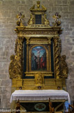 <center>Abbaye de La Celle.</center>L'église sainte Marie. Retable baroque du XVIIe siècle : la Crucifixion, huile sur toile, cintré, cerné par un cadre sculpté de rinceaux.