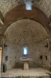 <center>La Chapelle Notre Dame de Bethléem. </center>L'intérieur de la chapelle est éclairé par une petite ouverture dans le mur de l'abside et par un oculus dans la paroi sud. Lors des équinoxes, les rayons du soleil traversent ces ouvertures pour atteindre l'autel de pierre.