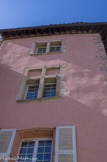 <center>La Solaire</center>Ses fenêtres à meneaux datent de la Renaissance et l'encadrement de porte sculpté des années 1630-1650. Sur cette façade  figurait autrefois un cadran solaire.