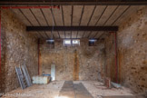 <center>Château de La Pascalette</center>Les caves à aménager en salles de réceptions. En haut, les trappes d'où arrivait le raisin.