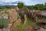 <center>Dolmen de Gaoutabry</center>Vue  de devant. L'étroit couloir court puis l'anti-chambre. Au fond, à gauche, le plateau Lambert. A droite, le Croc du Diable.