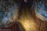 <center>Mines de l'Argentière</center>Traces de rails sur le sol de la galerie de la mine de l'Argentière. Après traitement des minerais, les résidus étaient descendus dans la mine pour combler et consolider les galeries.