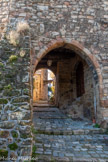 <center>Les Arcs sur Argens.</center>La porte Milante. Cette porte est dite « Milante », du milieu, car entre le village des XIIe et XIIIe siècles (actuelles places du château et Clinchard) et celui du XIVe siècle (actuelles place du Micocoulier et rue Victor Maria). Elle serait le vestige de la porte du « castrum », lieu fortifié, cité en I040.